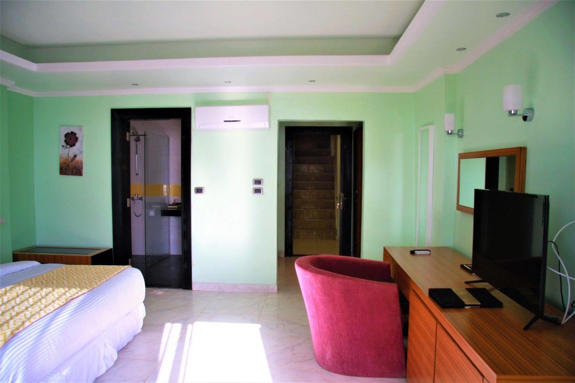 คันทรี ลอดจ์ คอมเพล็กซ์ Hotel ฟรีทาวน์ ภายนอก รูปภาพ