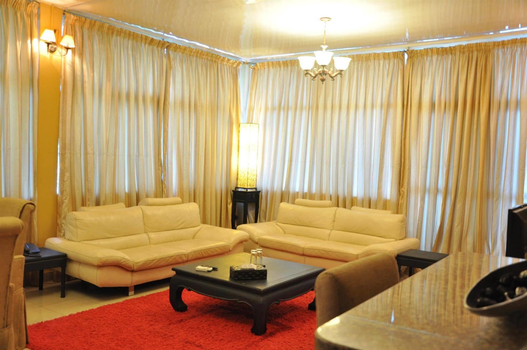 คันทรี ลอดจ์ คอมเพล็กซ์ Hotel ฟรีทาวน์ ภายนอก รูปภาพ