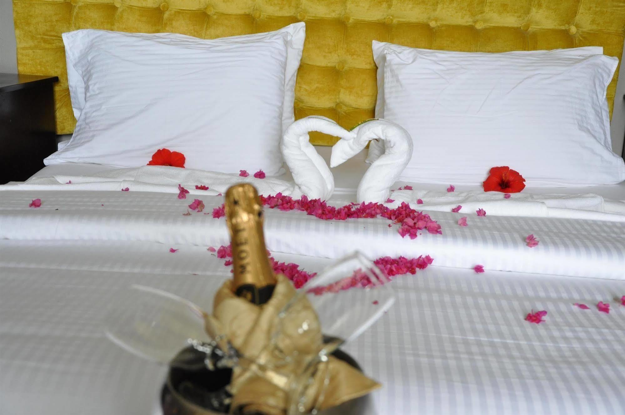 คันทรี ลอดจ์ คอมเพล็กซ์ Hotel ฟรีทาวน์ ภายนอก รูปภาพ